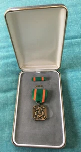 Pin de cinta verde medalla al logro de la Marina de los Estados Unidos con estuche excelente - Imagen 1 de 5