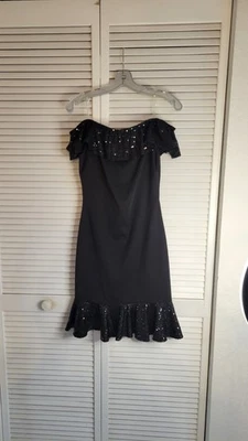 Vestido ceñido al cuerpo con ribete de lentejuelas negro con hombros descubiertos para mujer BEBE, pequeño Foto 1 de 4
