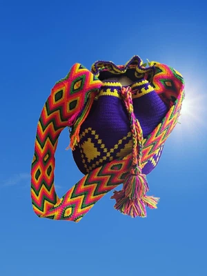 Bolso Mochila Wayuu Hecho a Mano - Patrón Geométrico - Púrpura Oscuro y Correa Multicolor Foto 1 de 4
