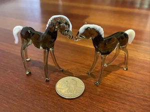 2 Estatuillas Hechas a Mano De Colección Miniatura Arte Vidrio Caballos Negro Semental Delicadas 2.5" - Imagen 1 de 3
