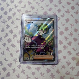 Juego de cartas coleccionables Pokémon Brassius Full Art 135/131 Prismatic Evolutions casi nuevo - Imagen 1 de 2