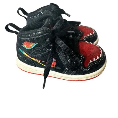 Jordan 1 Mid SE Siempre Familia 5C 120-001 usado niño pequeño  Foto 1 de 4