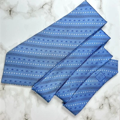 Corbata de cadena Chanel azul claro a rayas brillante usada Foto 1 de 4