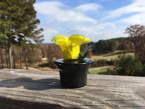 Estatuilla pisapapeles vintage soplada a mano verde y amarillo arte flor en maceta - Imagen 1 de 3