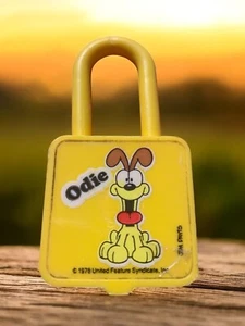 Llavero de plástico Odie United Feature Syndicate 1978 vintage cerradura novedad - Imagen 1 de 3