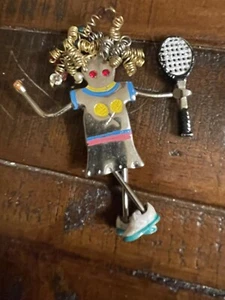 Broche colgante vintage They're Brats chica tenis cristal austriaco totalmente articulado - Imagen 1 de 6