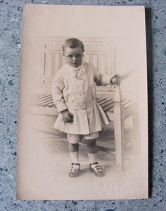 ANTIKES STUDIOFOTO EINES KLEINEN KINDES VON LEIGHTON STUDIO NEWCASTLE-ON-TYNE - Bild 1 von 2