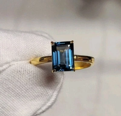 Anillo minimalista para esposa enchapado en oro amarillo de 14k corte esmeralda topacio azul Londres Foto 1 de 4