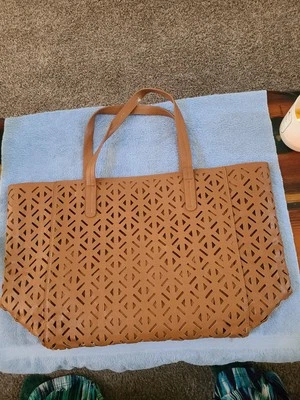 Bolso de Mano Merona Imitación Cuero Vegano Grande Marrón, Diseño Recortado, 21.5x13x6 Foto 1 de 4