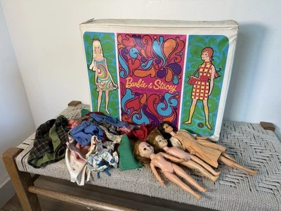🍊Vintage 1967 Barbie & Stacey Double Vinyl Case w/ Clothes & 1965 Barbie! - Image 1 of 4