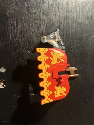 Lego Castillo Caballo Bardo Borde Volantes Leones Amarillos Patrón Caballo Negro 2490px3 Foto 1 de 2