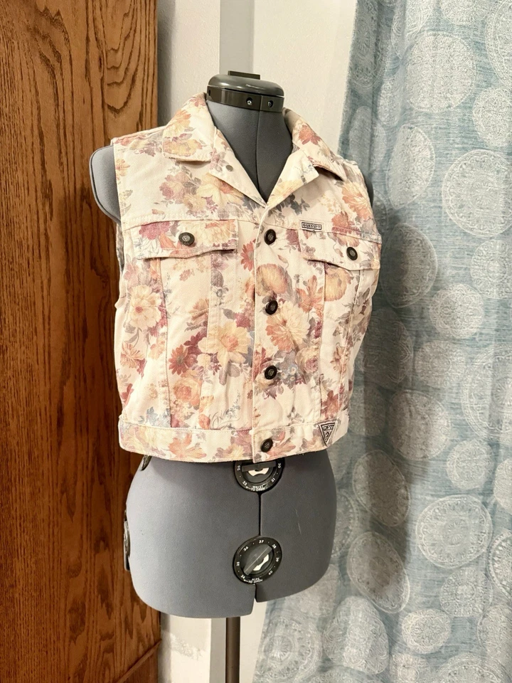 Chaleco sin mangas de mezclilla floral Guess vintage de los 90 flores de cabaña hecho en EE. UU. Foto 1 de 4