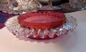 Antike viktorianische Cranberry Glasschale mit klaren gekräuselten Rüschendetails - Bild 1 von 4