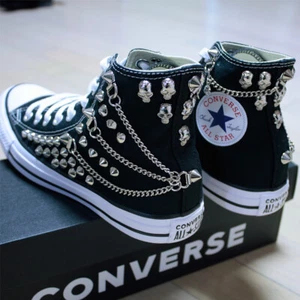 Tenis Genuinas CONVERSE Negras con Calavera y Cadenas All-Star Chuck Taylor Sheos - Imagen 1 de 12