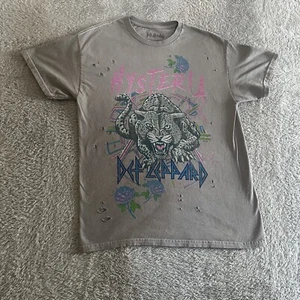 Camiseta Gráfica Def Leppard Hysteria Para Hombre Talla Mediana Gris Rosa Golpeada - Imagen 1 de 8