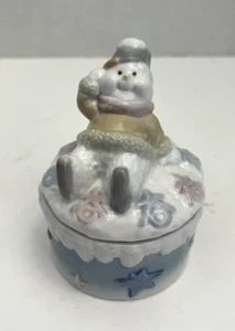 Caja de baratijas Holiday Snowman color pastel 5" MINI - Imagen 1 de 5