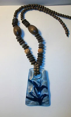 现代主义抽象蓝色 Lucite 丙烯酸吊坠木珠项链 — 第 1/4 张图片