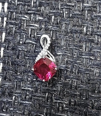Ciondolo rubino taglio cuscino creato in laboratorio in argento sterling... - Immagine 1 di 3
