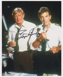 Avión firmado por Lloyd Bridges 8x10 con certificado de autenticidad ESCENA DE COMEDIA CLÁSICA EN TORRE DE CONTROL - Imagen 1 de 1