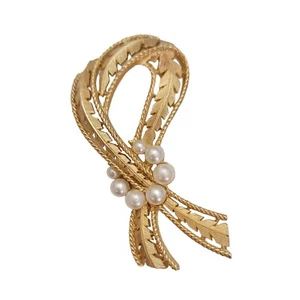 Trifari Crown Over T Gold Tone Faux Pearl Leafy Ribbon Knot Textured Brooch E122 - Picture 1 of 10