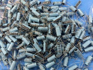 250-pcs Aluminum Electrolytic Capacitor Polarized Aluminum 330uF 35V 20% - Picture 1 of 3