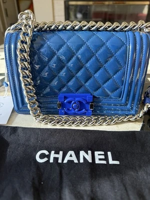 Bolso Bandolera CHANEL Niño Solapa Pequeño Plexiglás Charol Azul Foto 1 de 4