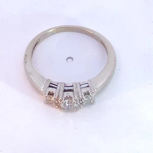 Anillo de moda de diamantes para dama 3 diamantes .24 quilates T.W. Oro Blanco 10K (MI1069676) - Imagen 1 de 6
