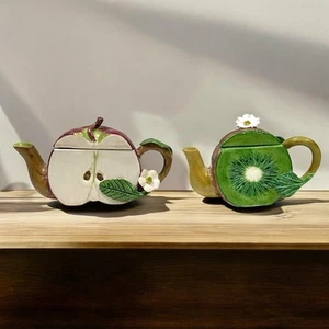 Set 2 teiere vintage firmate KHEIN ceramica miniatura con coperchi frutta - Foto 1 di 14