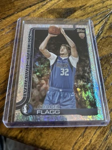 2025-26 Topps Cooper Flagg Rookie RC Silver Sand Glitter #201 Mavericks - Bild 1 von 3