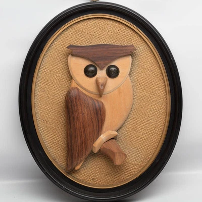 Colgante de pared de búho de madera moderno de mediados de siglo arpillera dorada ovalada firmado Foto 1 de 4