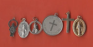 KONVOLUT VINTAGE KATHOLISCHE RELIGIÖSE MEDAILLEN RELIQUIEN ANHÄNGER - Bild 1 von 1