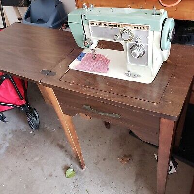 Dressmaker Sewing Machine In Cabinet - Recently Serviced Recently - Works Great! • 195€