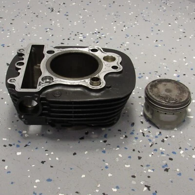 Conjunto de cilindro de motor delantero. Jarra de barril completa con pistón 04-16 XVS650 V-Star 650 Foto 1 de 4