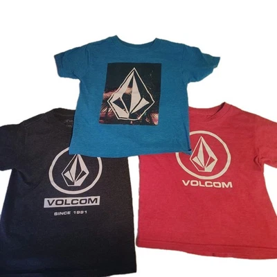 Lote de 3 camisetas masculinas Volcom juvenil tamanho 4 manga curta usadas azul, cinza, vermelho - Imagem 1 de 4