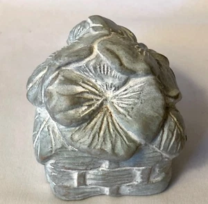 1996 Isabel Bloom Sculpture Symphony in Bloom Paperweight Pansy Basket - Picture 1 of 6