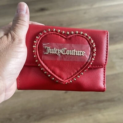 Cartera Juicy Couture Cool Red Love Never Dies Multi Compartimento Triple Plegable Nueva con Etiquetas Foto 1 de 4