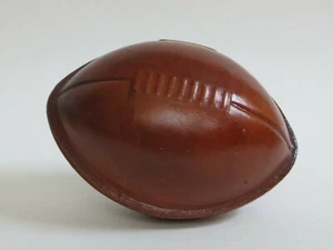 Vintage Leder Fußball Münzbank ~ 6" lang x 4" hoch ~ klassisches Fußball Sammlerstück - Bild 1 von 9