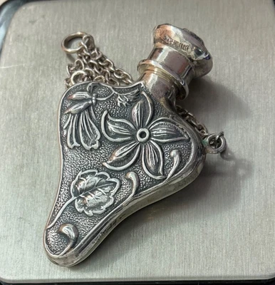 Hermoso colgante floral de botella de perfume de plata de ley estilo art nouveau Foto 1 de 4