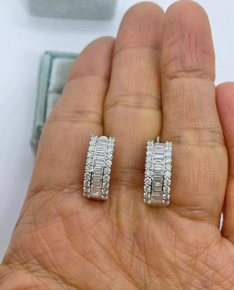 Aretes tipo argolla Huggie de diamantes de corte baguette de 3 quilates enchapados en oro blanco de 14 quilates Foto 1 de 3