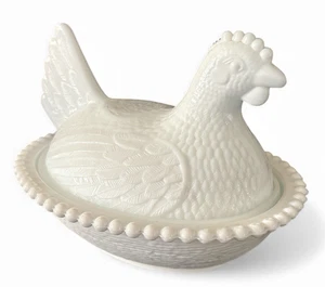 Vintage Indiana Glas Henne auf Nest HON weiß Milchglas Perlen Deckel Bonboniere - Bild 1 von 24