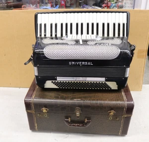 Universal Accordion 120 Bass Made In Italy 120 W/CASE + STRAPS - Picture 1 of 12