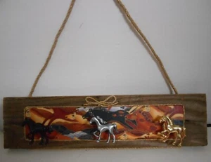 Perchero colgante de madera de granero artesanal/recuperada con tema de caballo Laurel Burch - Imagen 1 de 4