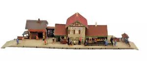 Estación de tren Faller 1021149 Altenstein de colección construida con figuras Alemania - Imagen 1 de 11
