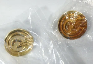 Lote - 2 pasadores de solapa dorada Princess Cruises Sea Witch Captain's Circle NUEVOS en bolsa - Imagen 1 de 7
