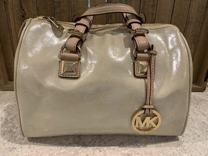 "Bolso de mano Michael Kors charol brillante crema/beige 12"" AP-1206" - Imagen 1 de 18