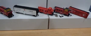 5 VINTAGE N SCALE FREIGHT CARS WITH RAPIDO COUPLERS - Picture 1 of 4