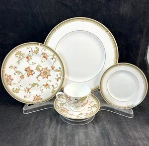Motivos geométricos verdes florales rojas óxido ajuste lugar Wedgwood Oberon 5 piezas - Imagen 1 de 19