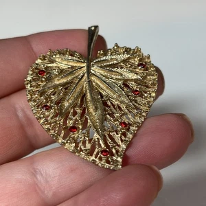 Vintage American Gold Brooch 60s With Red Crystals - Vtg Leaf Brooch - Picture 1 of 7