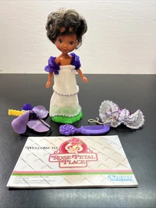 Bambola Rose Petal Place Iris con borsa pettine supporto cappello vintage 1984 Kenner viola R5 - Foto 1 di 12
