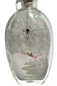 Botella de tabaco vintage temática araña pintada en el interior con varias piedras en tapón - Imagen 1 de 9